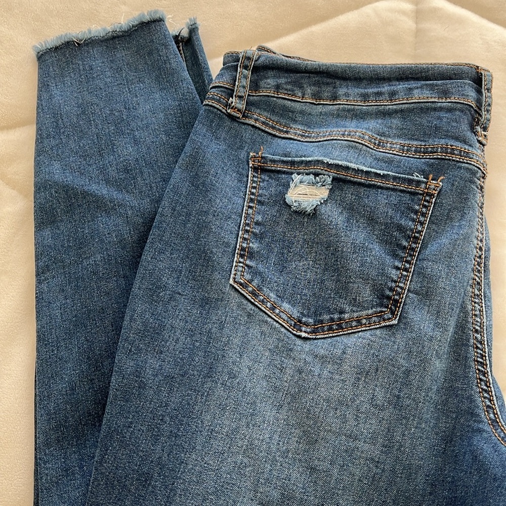 Mid Rise Ripped + Distressed Shape Enhancing Jeans/ Jeggings Size 12 - Picture 7 of 8